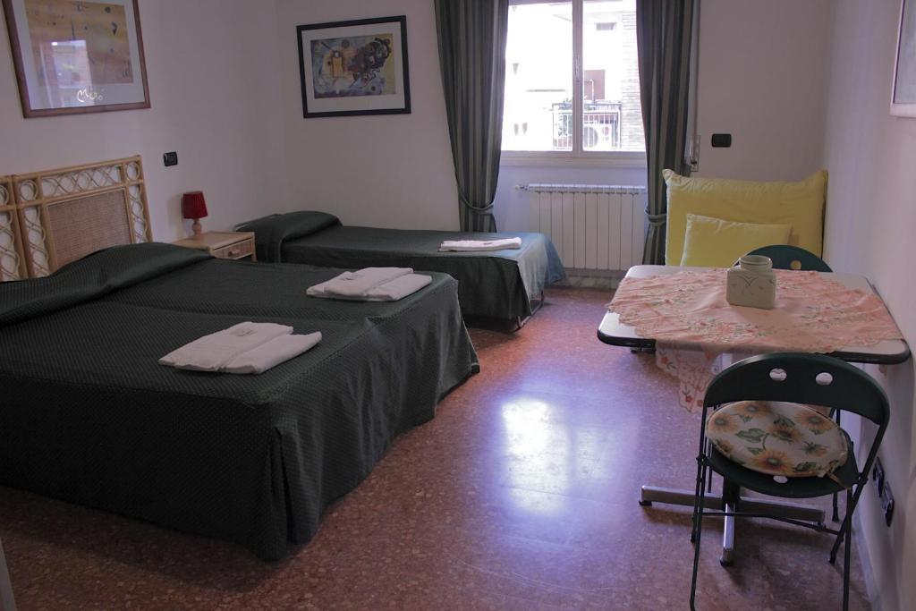 Tourist House Roma Aparthotel Стая снимка