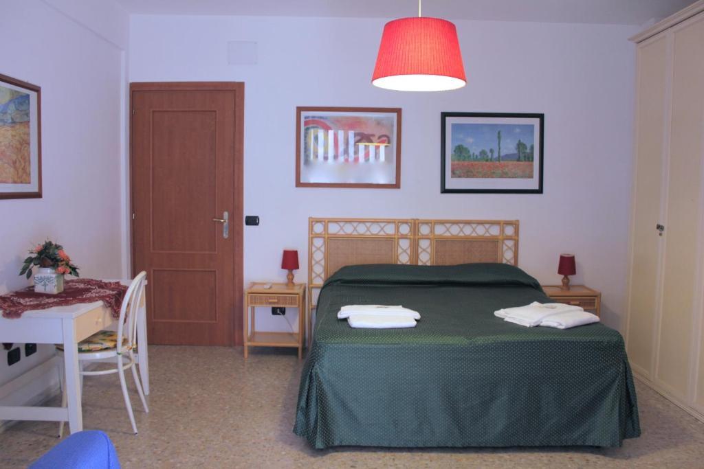 Tourist House Roma Aparthotel Стая снимка