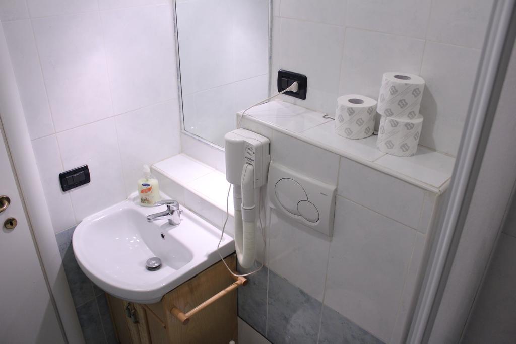 Tourist House Roma Aparthotel Стая снимка